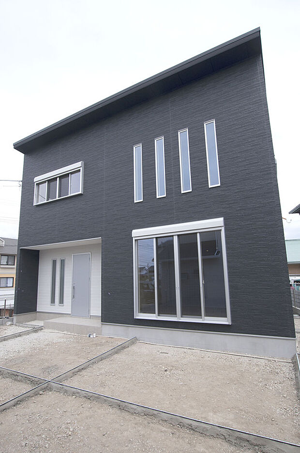 【建物プラン例(外観写真)】窓の配置も間取りのプランニングの1つ。連窓などの外観アクセントも可能です※当社施工例