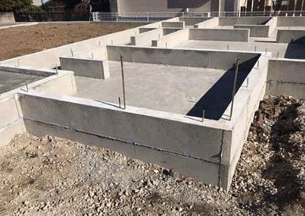 【02. ベタ基礎工法】「鉄筋入りコンクリートベタ基礎」を標準採用。
ベタ基礎は地面全体を基礎で覆うため、建物の荷重を分散して地面に伝えることができ、不動沈下に対する耐久性や耐震性を向上することができます。
又、床下全面がコンクリートになるので防湿対策にもなります。