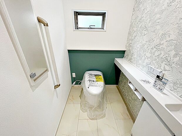 【■タンクレストイレ】手洗い器が分けられているのでトイレ全体が広く感じられます♪
また、収納スペースがあるのでトイレ用品をすっきりと備えることができますね♪　