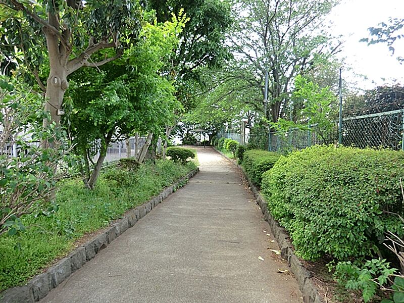 釜台公園まで100ｍ　緑豊かで眺めの良い公園　複合遊具も