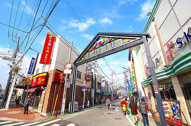 六角橋商店街まで650ｍ　地元の住民の方や、神奈川大学の学生で活気のある商店街です。約170店舗が立ち並び、昭和レトロを感じる店舗と新しいお店が入り混じっており、心が落ち着きますね。