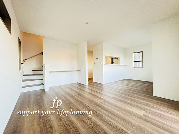 (2号棟)リビング内にスタディカウンターを設置しました。お子様のお勉強やリモートワークなどにも使えそうです。