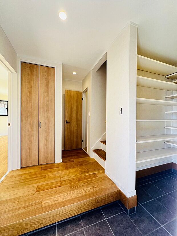 シューズインクロークが嬉しい住まい。ご家族全員の靴はもちろん、お子様のおもちゃやベビーカー、ゴルフバック、カー用品などかさ張る物もスッキリまとめておしまい頂けます。