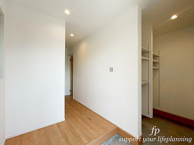 シューズインクロークが嬉しい住まい。ご家族全員の靴はもちろん、お子様のおもちゃやベビーカー、ゴルフバック、カー用品などかさ張る物もスッキリまとめておしまい頂けます。