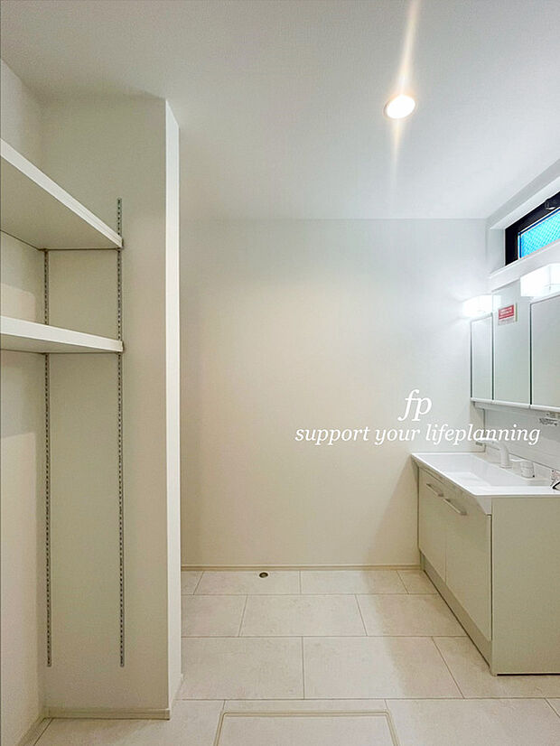 洗面所や脱衣所は、タオルや洗剤など意外にものが多いもの。衛生的に使いたいスペースだからこそ、整理収納にもこだわりたいのに「収納スペースが少ない！」という事にならないようにサニタニー棚を設けました！