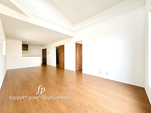 開放感と採光にこだわった20帖の広々LDK上部は勾配天井仕様に。数字以上に開放感に溢れ、空間の広さを感じて頂けます。天井が高いっていいなと素直に感じます。
