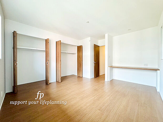 リモートワーク、読書、家事コーナーとして等、様々なシーンに利用出来るカウンターを９帖の洋室に造りました。建物面積１０６m2超だからこそ実現できた贅沢なスペースです。