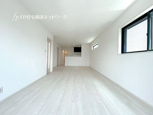 第一種低層住居専用地域の良好な住環境が保たれたエリア。低層の一戸建てを中心とした街並みが整然と続き、周辺は高い建物が建っていないので、採光や開放性に恵まれています。