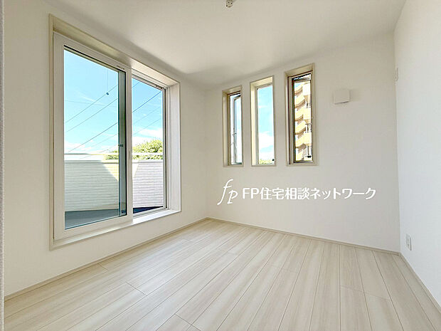 ＜C棟＞2面採光でお部屋の隅々まで明るい居室。バルコニーにも出られて、爽やかな風をたっぷりと取り込めます。