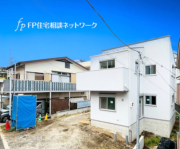 前面は車通りの少ない道路。お車の出し入れが苦手な方も安心ですね。しっかり舗装もされているので、ベビーカーや自転車でも快適に通行できます。