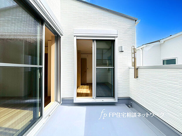 お洗濯物を干すだけのスペースではもったいない多用途にご利用いただける大型バルコニーです。天気の良い日にはテーブルとイスを並べて外でお食事なども楽しめ、ご家族憩いの場としてもご利用いただけます。