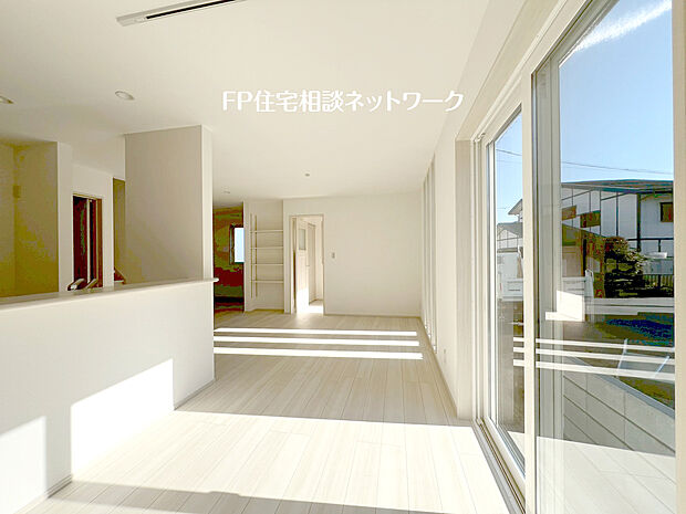 Ａ号棟～掃き出しの窓からは太陽のやわらかな光はもちろん、年中爽やかな風が吹き抜けます。自然の恵みが、快適で心地の良い空間を演出してくれますね。