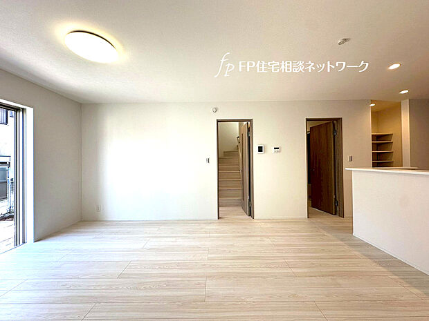 ご家族だんらんのスペースとなるリビング。家具の配置がしやすい広さを確保しつつ、窓が多い設計は色々な角度から光が取り込めるこだわりの間取りです。明るいリビングで寛ぐ新しい生活をスタートさせてみませんか。