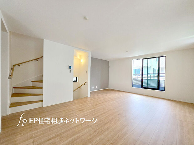 バルコニーに繋がる窓からは柔らかい光と爽やかな風が入り、カーテンを開ければお部屋が広く感じられます。