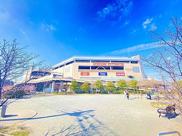 「トレッサ横浜」まで車で7分（約1900ｍ）フランス・リヨン市の市街地をイメージして作られたお洒落なショッピングモール。オートモールを中心に専門店が約220店の店舗が入る。駐車場は全日無料。
