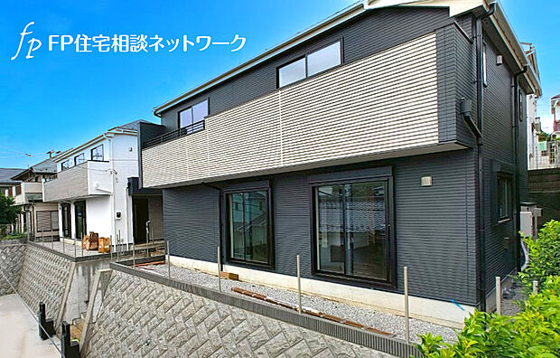 閑静な住宅地に馴染む落ち着いた色合いの外観。長く愛着を持って住んで頂きたいからこそ飽きのこないシンプルな色目に仕上げました。