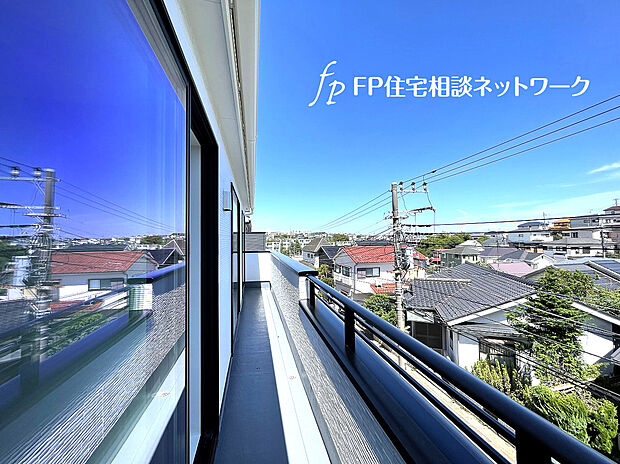 南東側に面したバルコニーは太陽の光をいっぱい受け止めてくれます。爽やかな風を受けたお洗濯物はあっという間に乾きそうです。広いバルコニーで深呼吸すれば気持ちも晴れやかです。