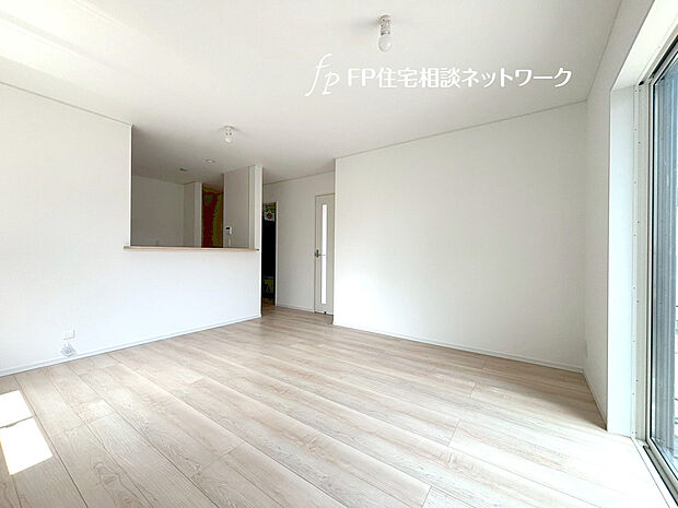 ご家族だんらんのスペースとなるリビング。家具の配置がしやすい広さを確保しつつ、窓が多い設計は色々な角度から光が取り込めるこだわりの間取りです。明るいリビングで寛ぐ新しい生活をスタートさせてみませんか。