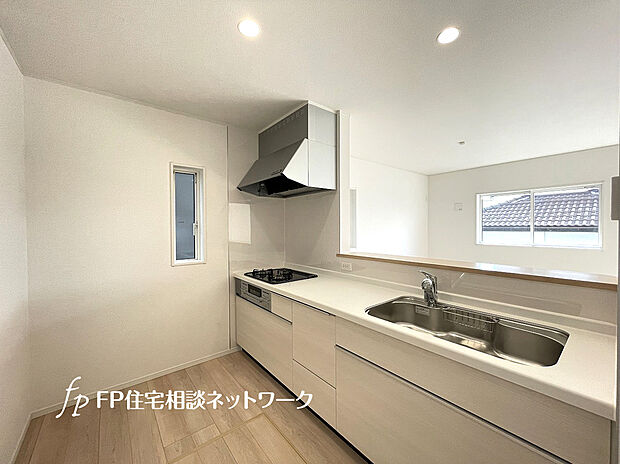 1号棟～リビングで遊ぶお子様を見守りながらお料理が出来る対面式カウンターキッチンは、料理をしながらご家族との会話を楽しめます。大切なご家族をいつも身近に感じられ、毎日のお料理も楽しくなりますね。