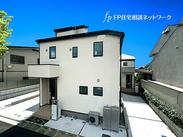 第一種低層住居専用地域の良好な住環境が保たれたエリア。低層の一戸建てを中心とした街並みが整然と続き、周辺は高い建物が建っていないので、採光や開放性に恵まれています。