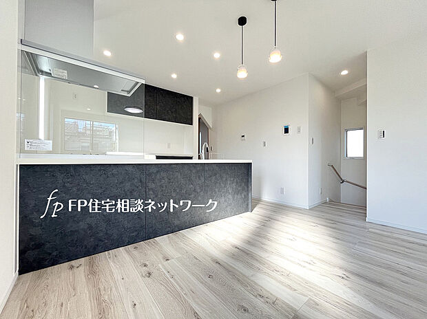 リビングのお子様を見守りながらお料理が出来る対面式のオープンキッチン。ご家族との会話がはずみます。