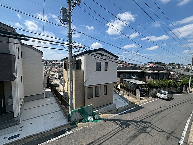 前面道路は幅6.1mの公道。十分な広さがあるので車のすれ違いもらくらく。駐車もしやすいですね。近くに高速道路や主要な道路があり、お車でのお出かけが増えそうです。