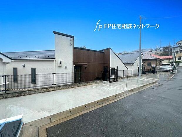 「新横浜」駅まで徒歩14分。ＪＲ横浜線、市営地下鉄ブルーライン、東急新横浜線、新幹線が通り便利な駅です。東横線「日吉」駅と繋がり都心へのアクセスも良好。