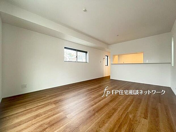 家族と過ごす時間を大切にしたい方にぴったりのゆとりある住空間です。窓からの日差しがリビングの隅々までしっかりと届きます。