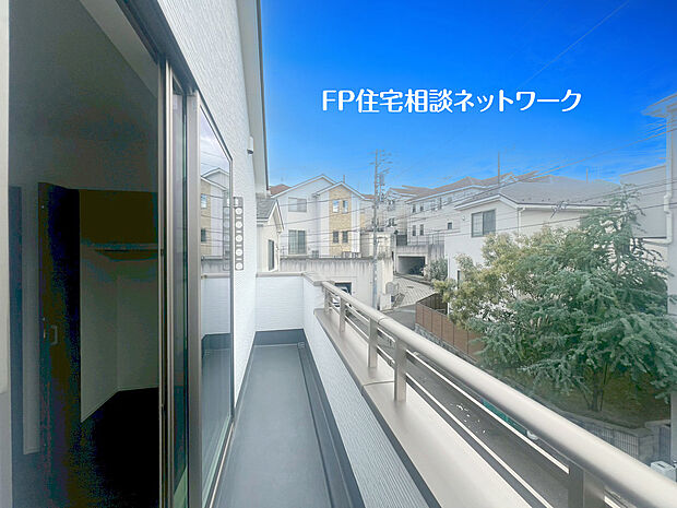 南西に大きく面したバルコニーは太陽の光をいっぱい受け止めてくれます。爽やかな風を受けたお洗濯物はあっという間に乾きそう。主寝室から出入りできるので家事も捗りそう。