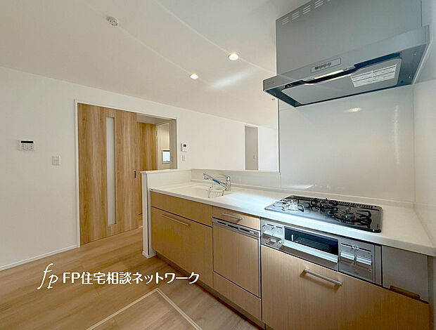 リビングを見渡せる対面式キッチンは、ご家族との会話もできて毎日のお料理が楽しくなります。リビングで遊ぶお子様にも目が届くので安心して家事が出来ますね。