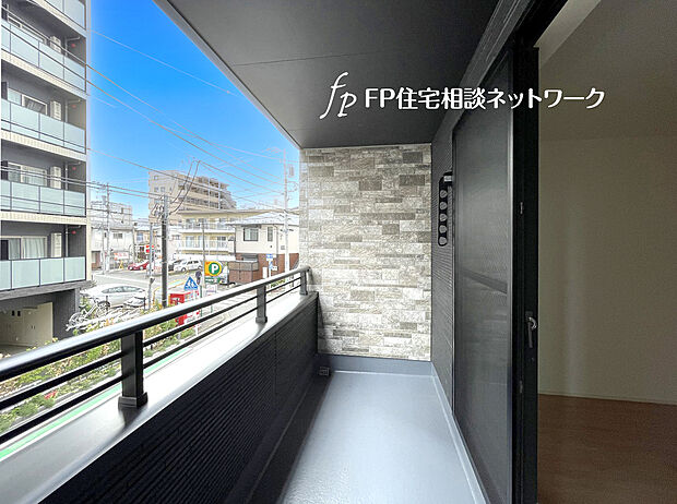 2階リビングに繋がるバルコニー。窓を開ければお部屋を広く感じます。屋根があり天候の影響を受けにくいので、幅広い用途で利用できます。