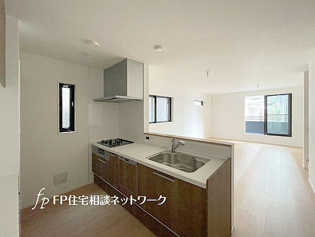 リビングを見渡せる対面式キッチンは、ご家族との会話もできて毎日のお料理が楽しくなります。リビングで遊ぶお子様にも目が届くので安心して家事が出来ますね。