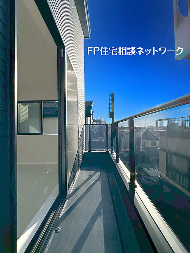 周囲に高い建物のないエリアだから、バルコニーに出れば景色を広く見渡せて解放的です。空を広く感じながら思わず深呼吸したくなります。