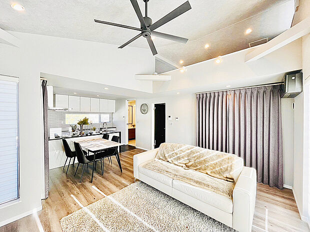 【モデルハウス写真】2階にリビングを設けた場合、吹抜けのように天井が高くし、開放的な空間にを作ることができます。高い位置にある窓から優しい光が差し込みます。