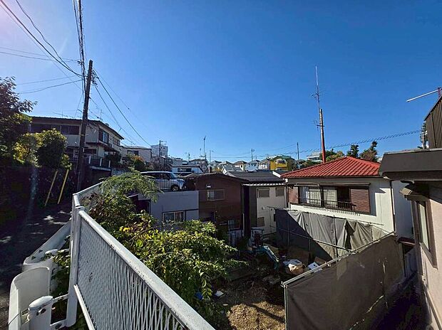 神大寺中央公園まで徒歩10分、お子様と遊べる公園がすぐそばにあります。保育園、小学校も徒歩5分以内にあり、子育てしやすい環境です。