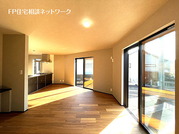 ～C号棟～掃き出しの窓からは太陽のやわらかな光はもちろん、年中爽やかな風が吹き抜けます。自然の恵みが、快適で心地の良い空間を演出してくれますね。