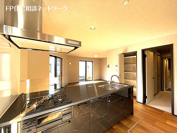 ～C号棟～キッチン隣には、ストック食材や調理家電の収納に便利なパントリー収納付です。これだけのスペースがあれば、お水や非常食などの備蓄庫としても活躍しそうです。