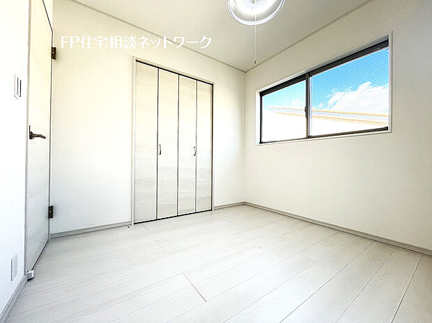 光を採り込みやすい二面採光の居室は陽当たり良好。クローゼット収納は普段着やスーツ、コート類などもしっかり掛けられます。奥行きもあるので、収納ボックスもそのまましまえて部屋がスッキリしますね。