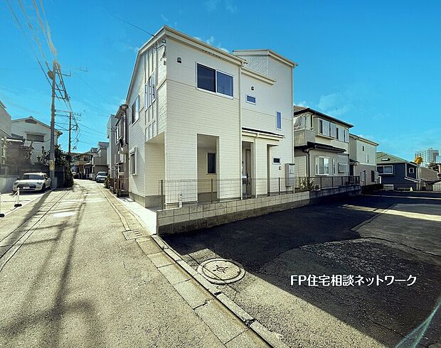 前面道路は幅4ｍの公道。車通りが少なく敷地との高低差もないので、車の出入りがしやすいですね。周辺は閑静な住宅地にあり、小学校、公園、スーパー、コンビニまで徒歩7分以内で行ける便利な立地です。