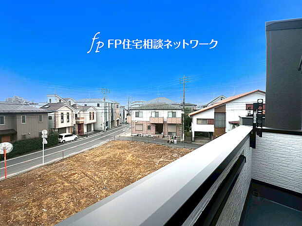 南に大きく面したバルコニーは太陽の光をいっぱい受け止めてくれます。爽やかな風を受けたお洗濯物はあっという間に乾きそうです。広いバルコニーで深呼吸すれば気持ちも晴れやかです。