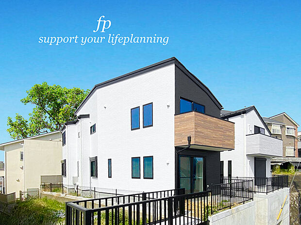 【類似外観同仕様】施工例のため分譲中の建物とは外壁、屋根開口部等の形状・仕様が異なります。