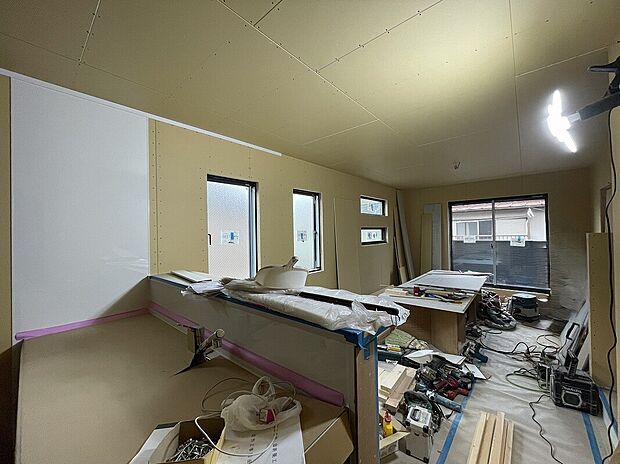 家族だんらんのスペースとなるリビング。窓が多い設計なので色々な角度から光が取り込めます。明るいリビングで新しい生活を。