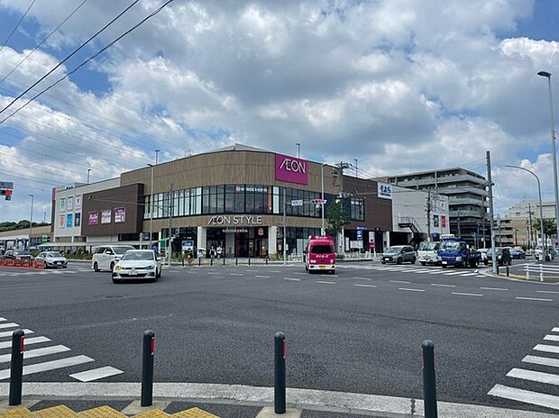 そよら横浜高田まで約1200　スーパーのイオンスタイルの他、飲食店、サービス、クリニックなどの専門店で構成されたショッピングモール。100円ショップが入っています。駅から近く帰宅時の買い物に便利です。