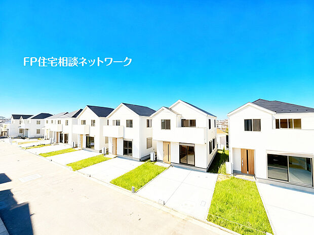 第一種低層住居専用地域の良好な住環境が保たれたエリア。低層の一戸建てを中心とした街並みが整然と続き、周辺は高い建物が建っていないので、採光や開放性に恵まれています。