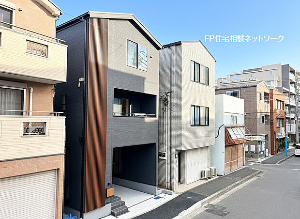 日吉本町駅から徒歩3分の好立地。  静かな住宅街にありながら、駅近ならではの利便性も兼ね備えたロケーションです。通勤・通学はもちろん、日々の買い物や外出もスムーズ。