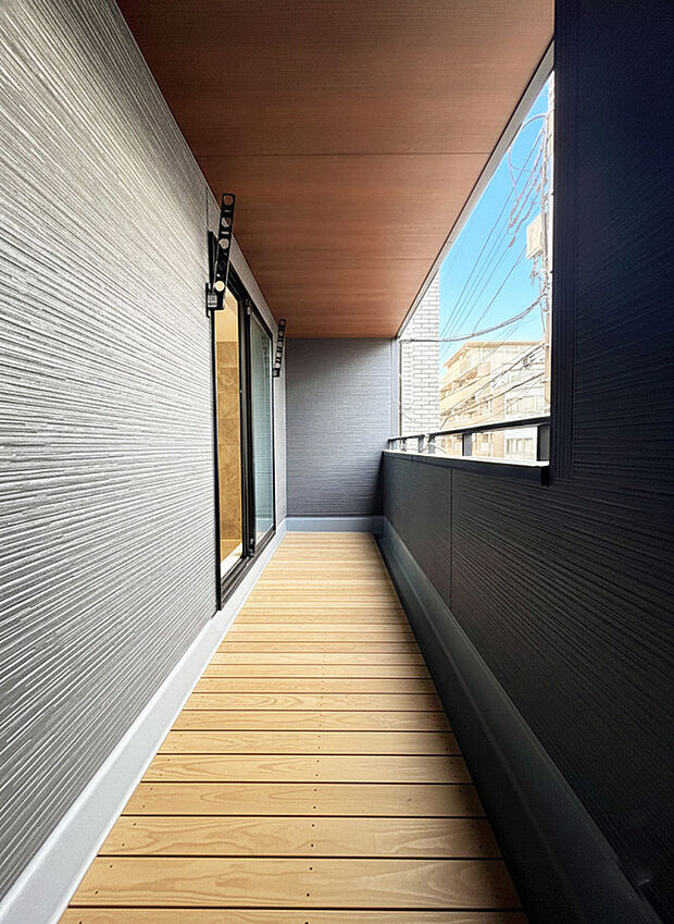 本画像はAIがCGでウッドデッキ作成しており、実際の現地にウッドデッキは設置されておりません。また、販売価格にウッドデッキ等は含まれておりません。