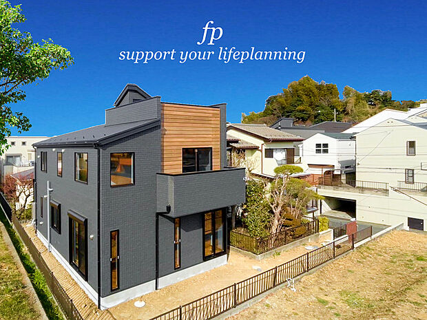 【類似外観同仕様】施工例のため分譲中の建物とは外壁、屋根開口部等の形状・仕様が異なります。