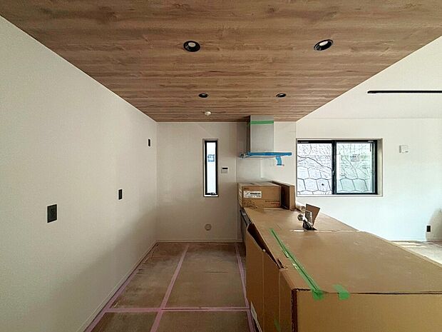 リビングに降り注ぐ明るい陽射しがそのままキッチンにも柔らかく降り注ぐ明るい印象のキッチン廻り。リビングとキッチンの間に壁を設けてないフルオープンタイプですので、空間に一体感を感じられます。