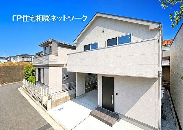 前面道路は車通りの少ない道路。段差もなくお車の出し入れが苦手な方も駐車しやすそうです。