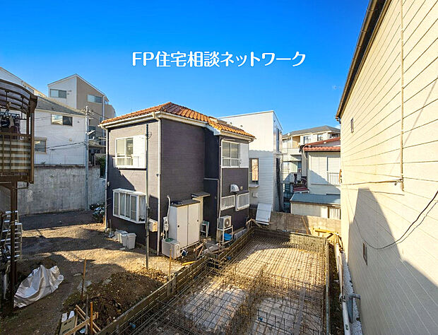 前面は車通りの少ない道路。お車の出し入れが苦手な方も安心ですね。しっかり舗装もされているので、ベビーカーや自転車でも快適に通行できます。